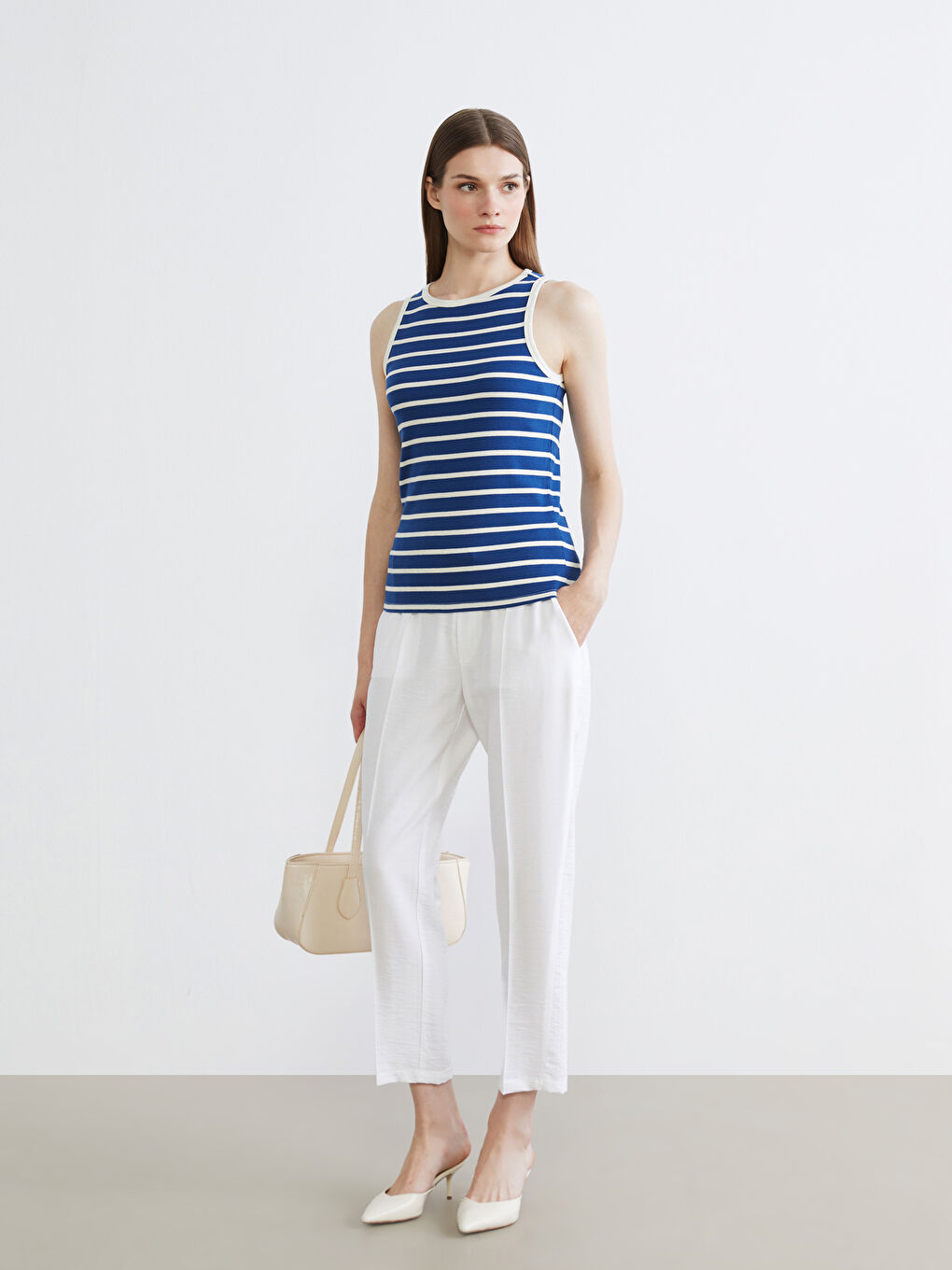 Effortless elegance meets everyday comfort in our carrot-cut trousers, designed with a flattering elasticated waist.