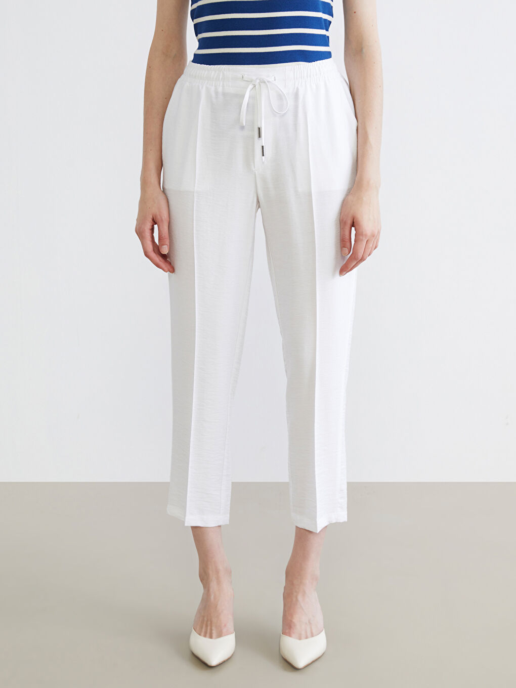 Effortless elegance meets everyday comfort in our carrot-cut trousers, designed with a flattering elasticated waist.-1