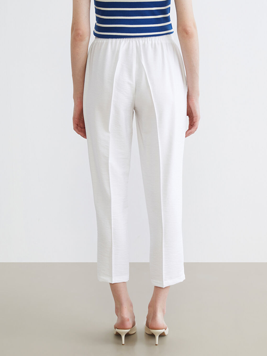 Effortless elegance meets everyday comfort in our carrot-cut trousers, designed with a flattering elasticated waist.-3