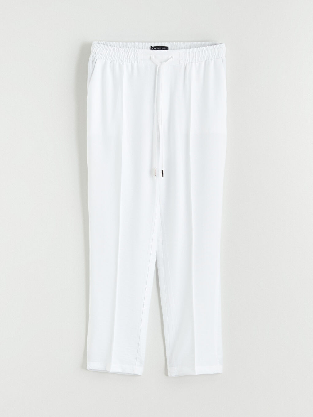 Effortless elegance meets everyday comfort in our carrot-cut trousers, designed with a flattering elasticated waist.-4