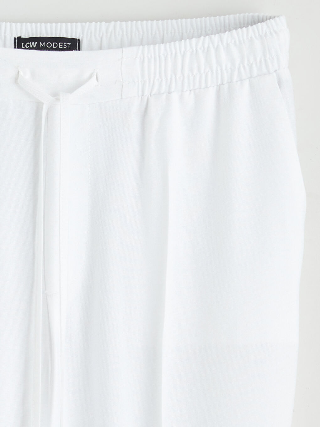 Effortless elegance meets everyday comfort in our carrot-cut trousers, designed with a flattering elasticated waist.-5