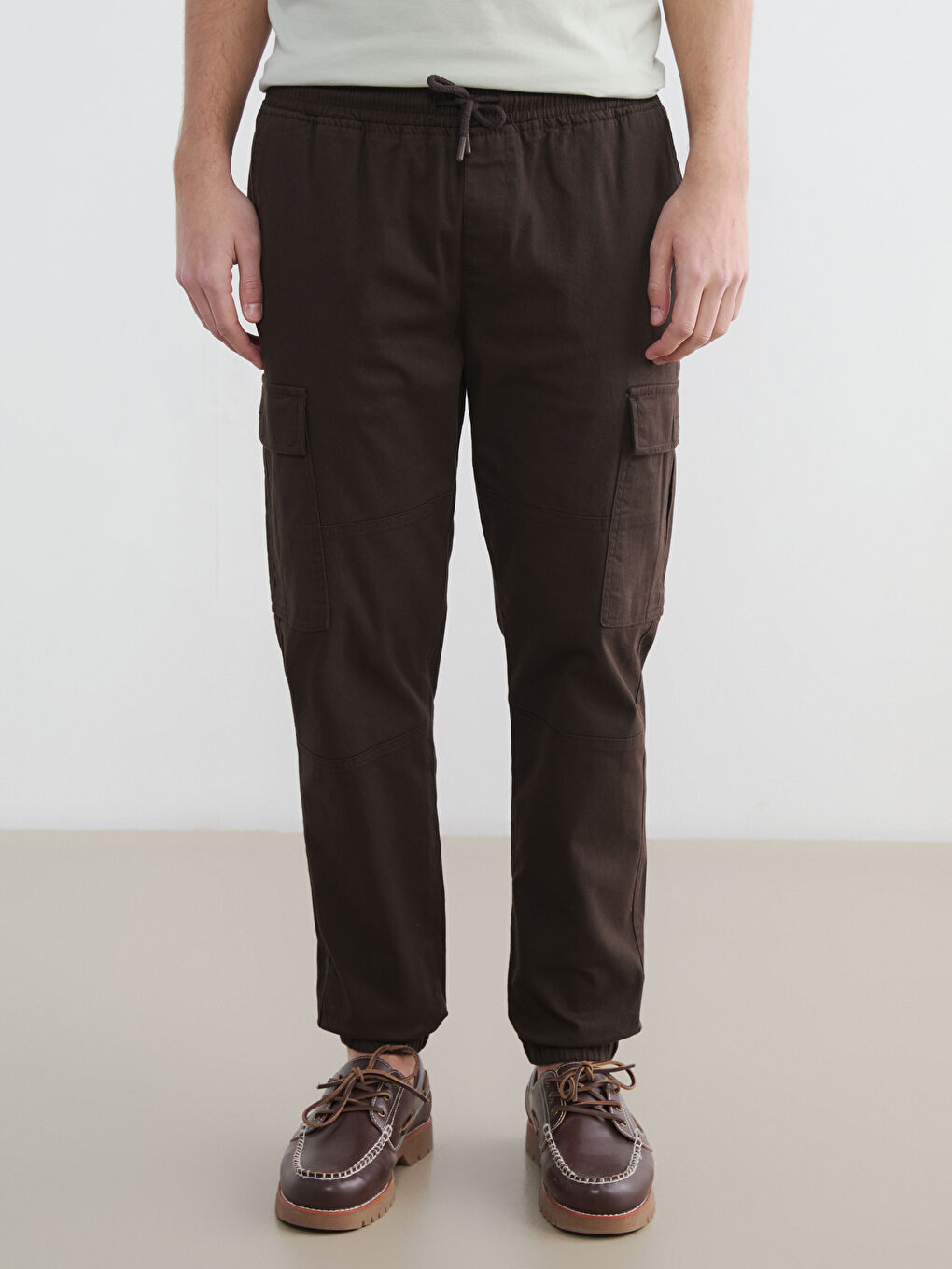Kahverengi Standart Kalıp Gabardin Erkek Kargo Pantolon-1