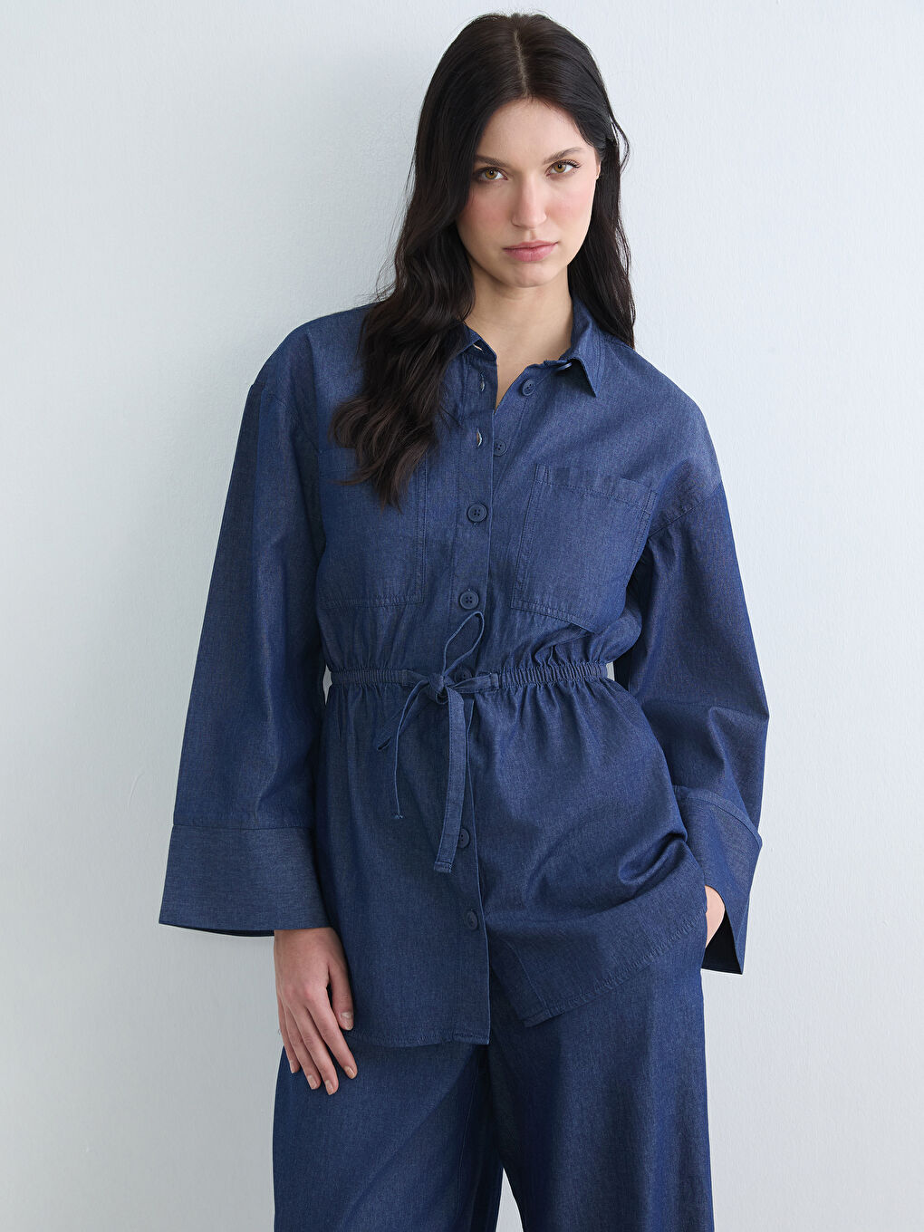 Жинақталған әйелдер джинсы жейде