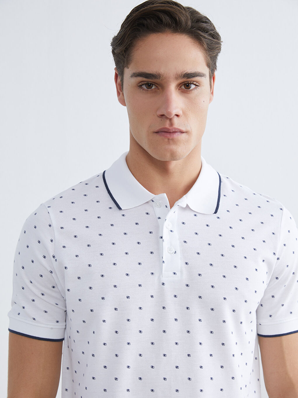 تي شيرت ياقة بولو منقوش بيكيه للرجال