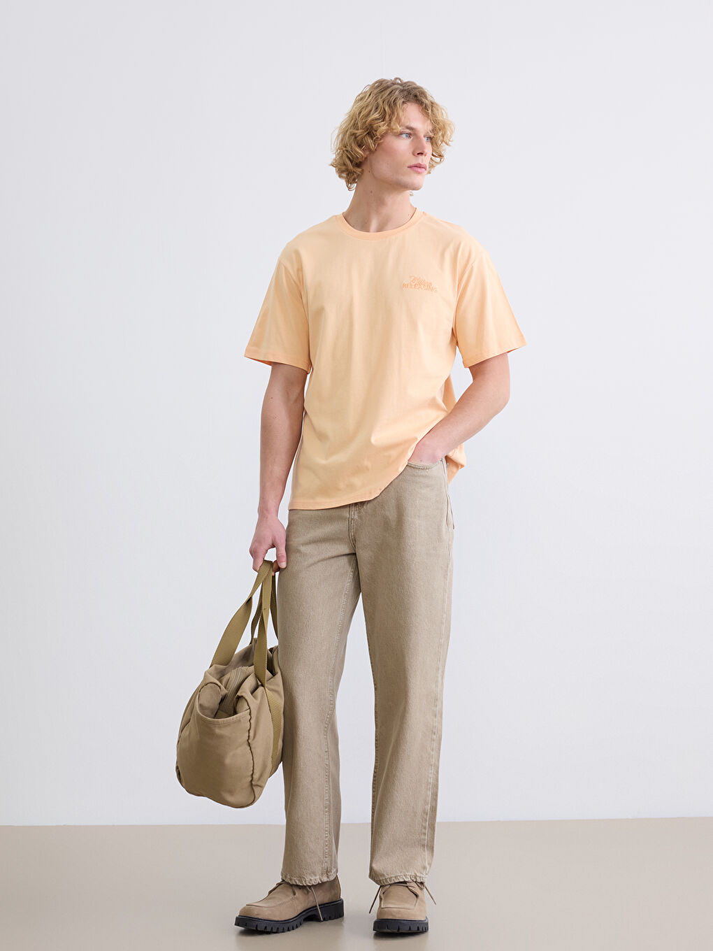 Pembe Bisiklet Yaka Nakışlı Penye Erkek Tişört-1