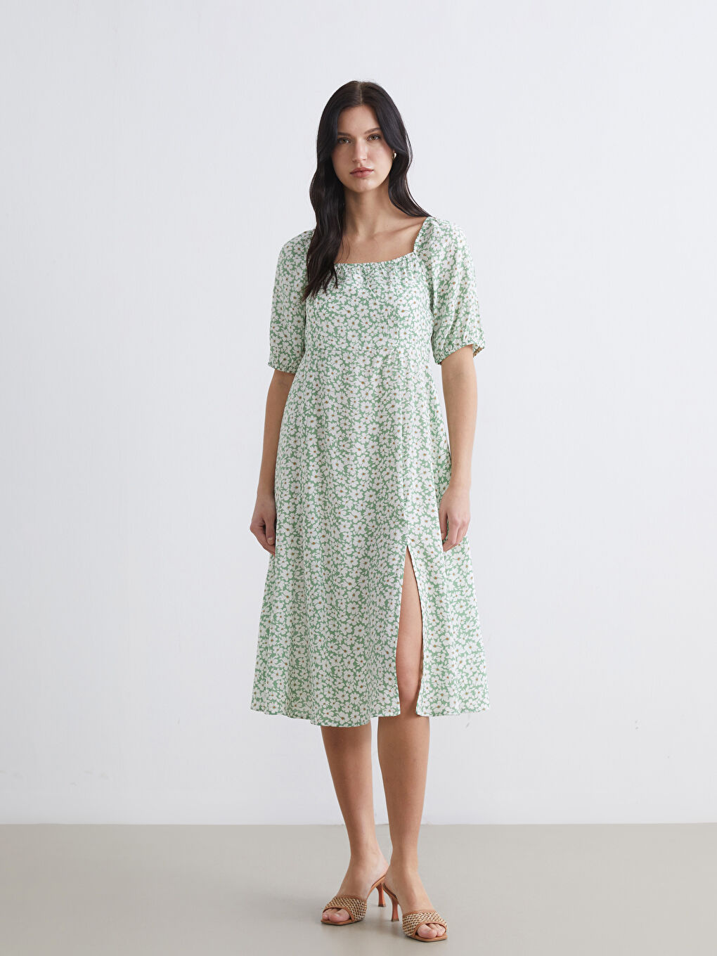 шаршы жағалы гүлді өрнек қимасы бар көйлек