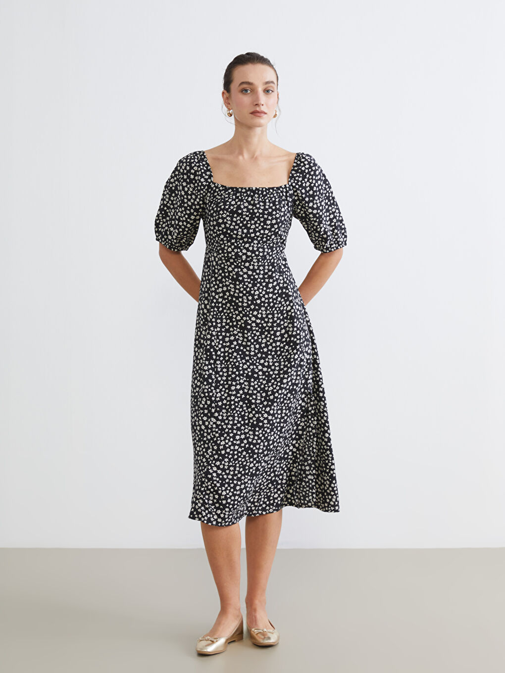 Шаршы жағалы гүлді қимасы бар көйлек