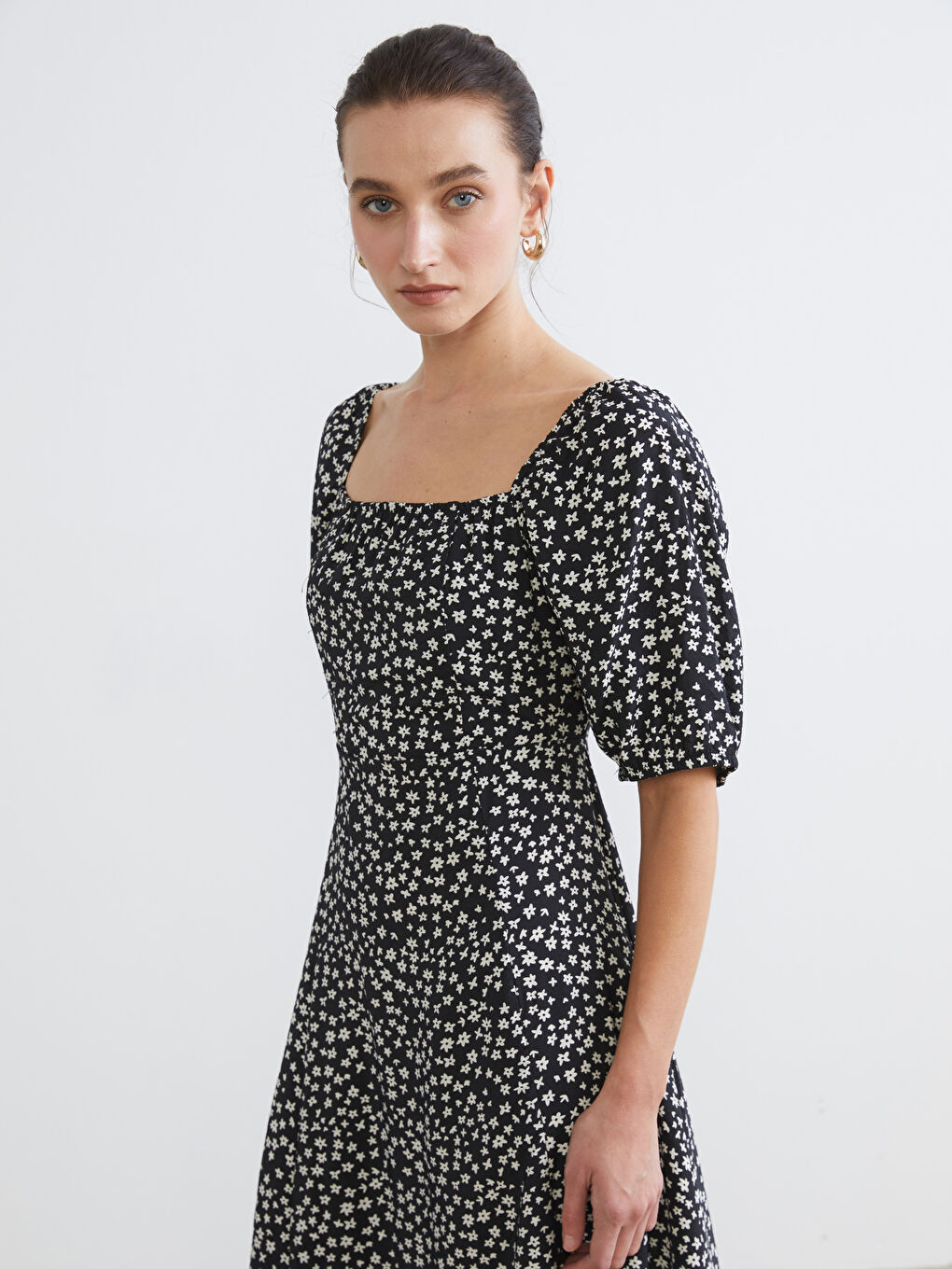 Шаршы жағалы гүлді қимасы бар көйлек-1