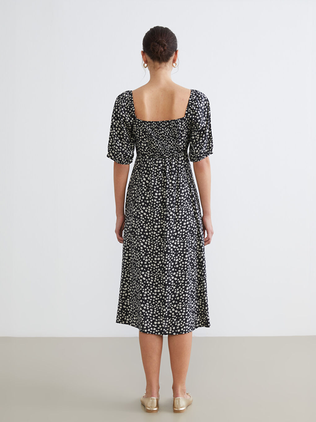 Шаршы жағалы гүлді қимасы бар көйлек-4