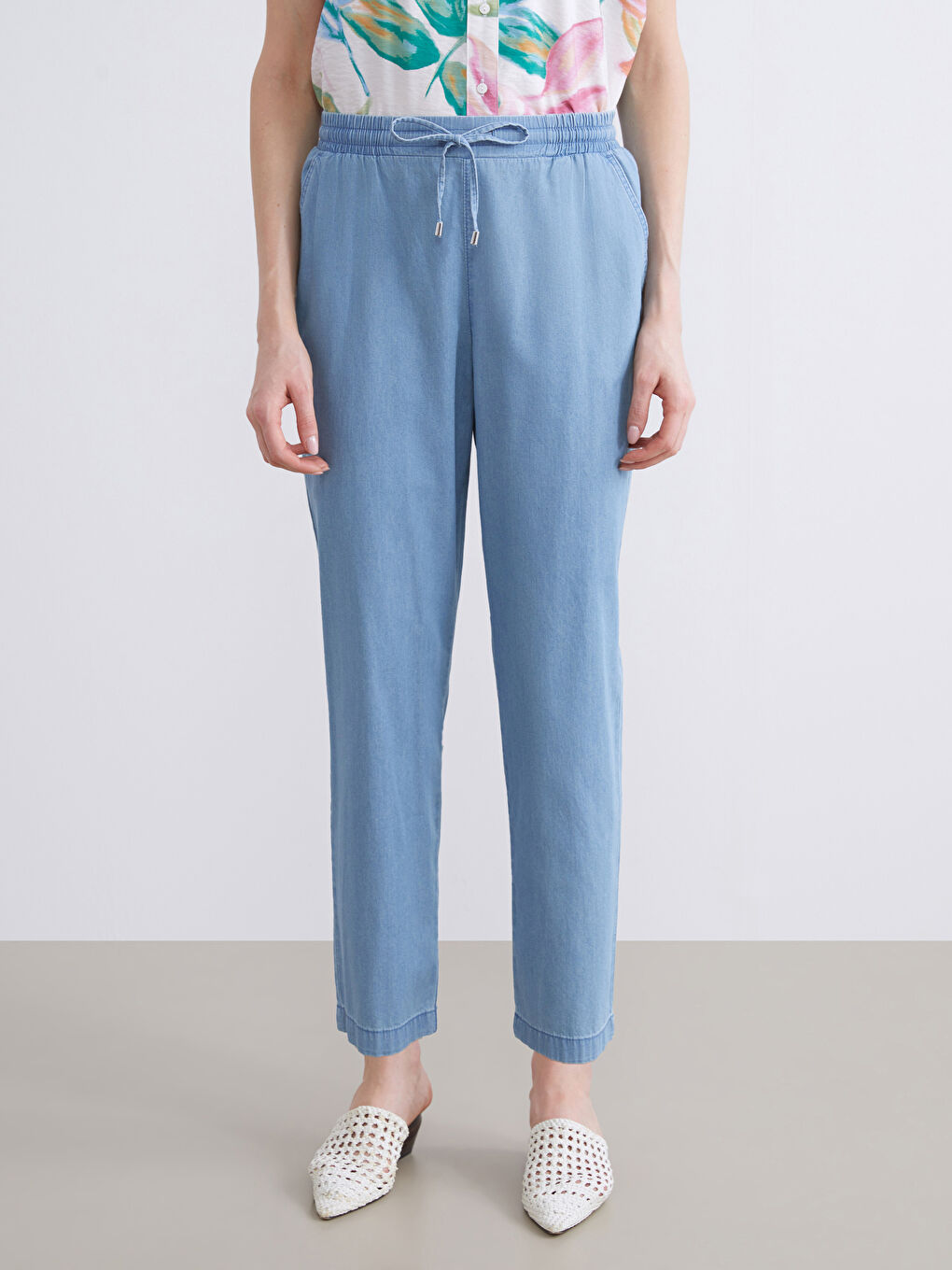 Женские джинсы морковного кроя с эластичным поясом-1