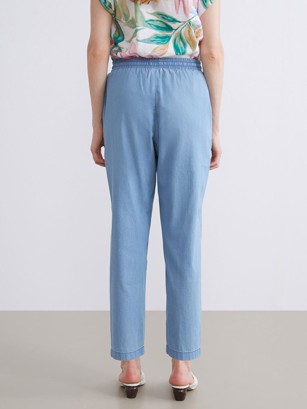 Женские джинсы морковного кроя с эластичным поясом-3