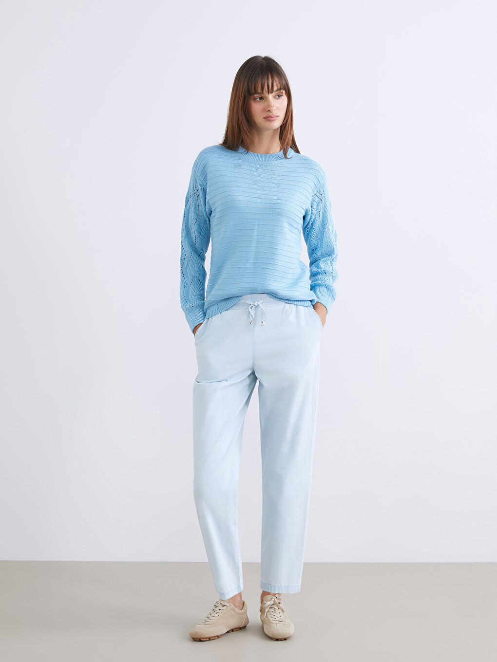 Женские джинсы морковного кроя с эластичным поясом