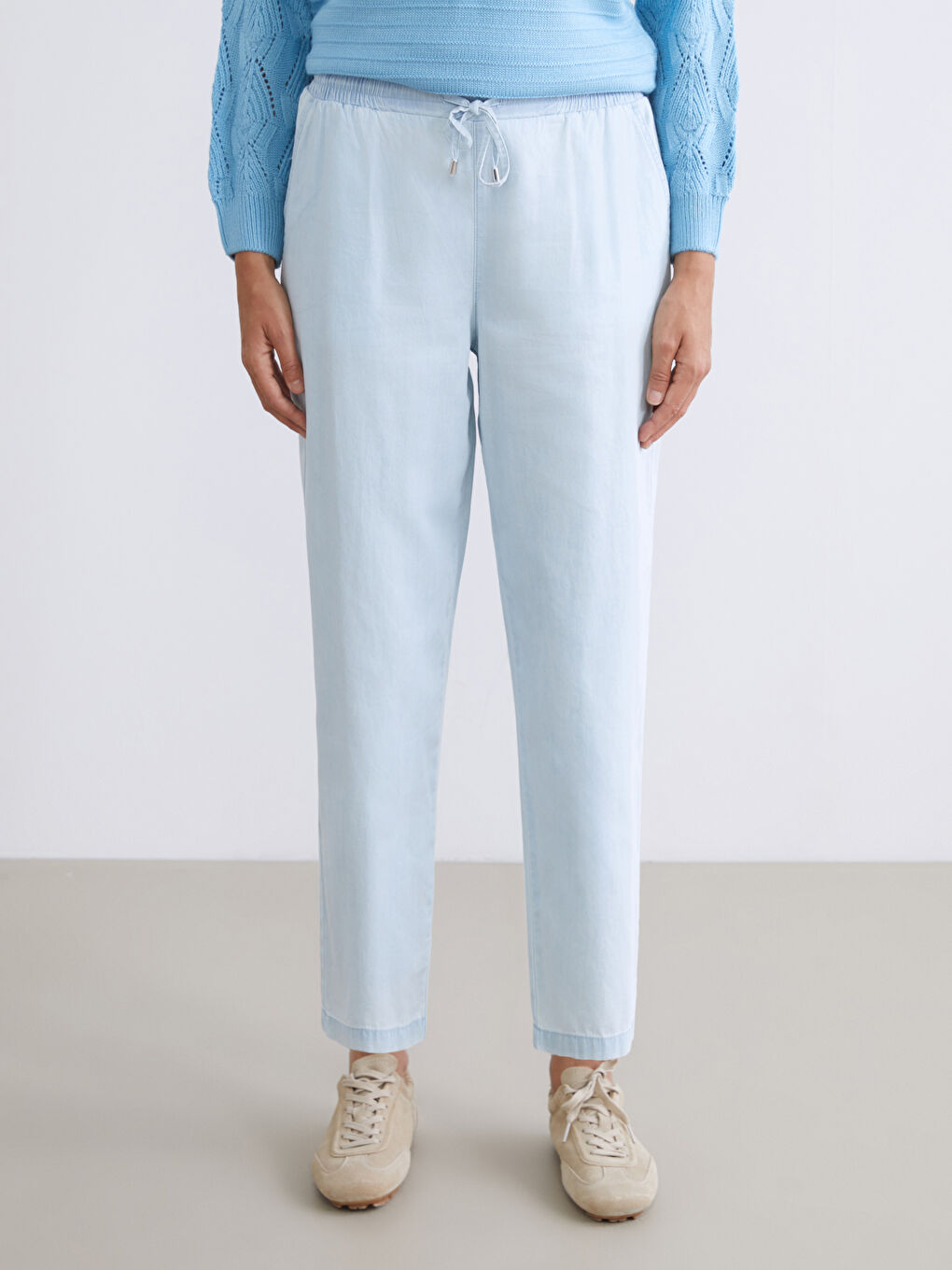 Женские джинсы морковного кроя с эластичным поясом-1