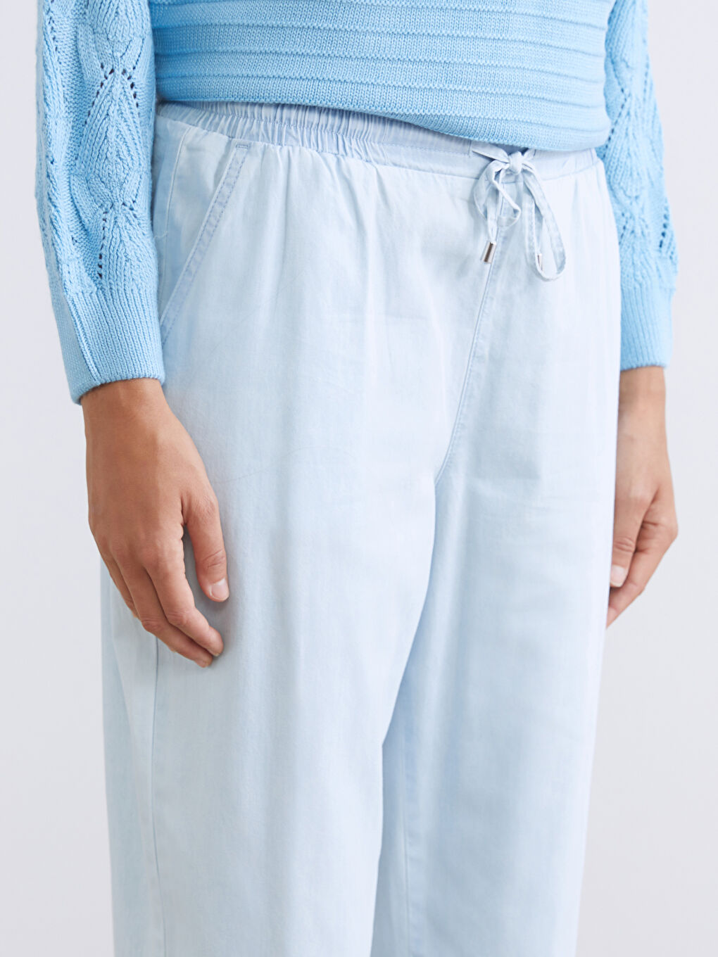 Женские джинсы морковного кроя с эластичным поясом-2