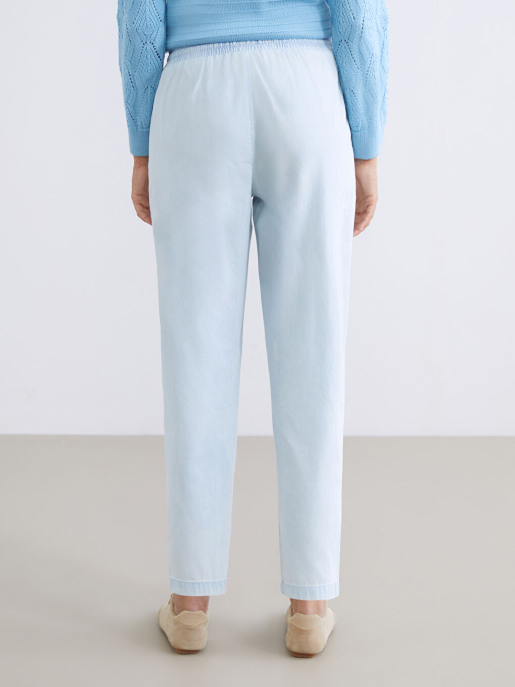 Женские джинсы морковного кроя с эластичным поясом-3