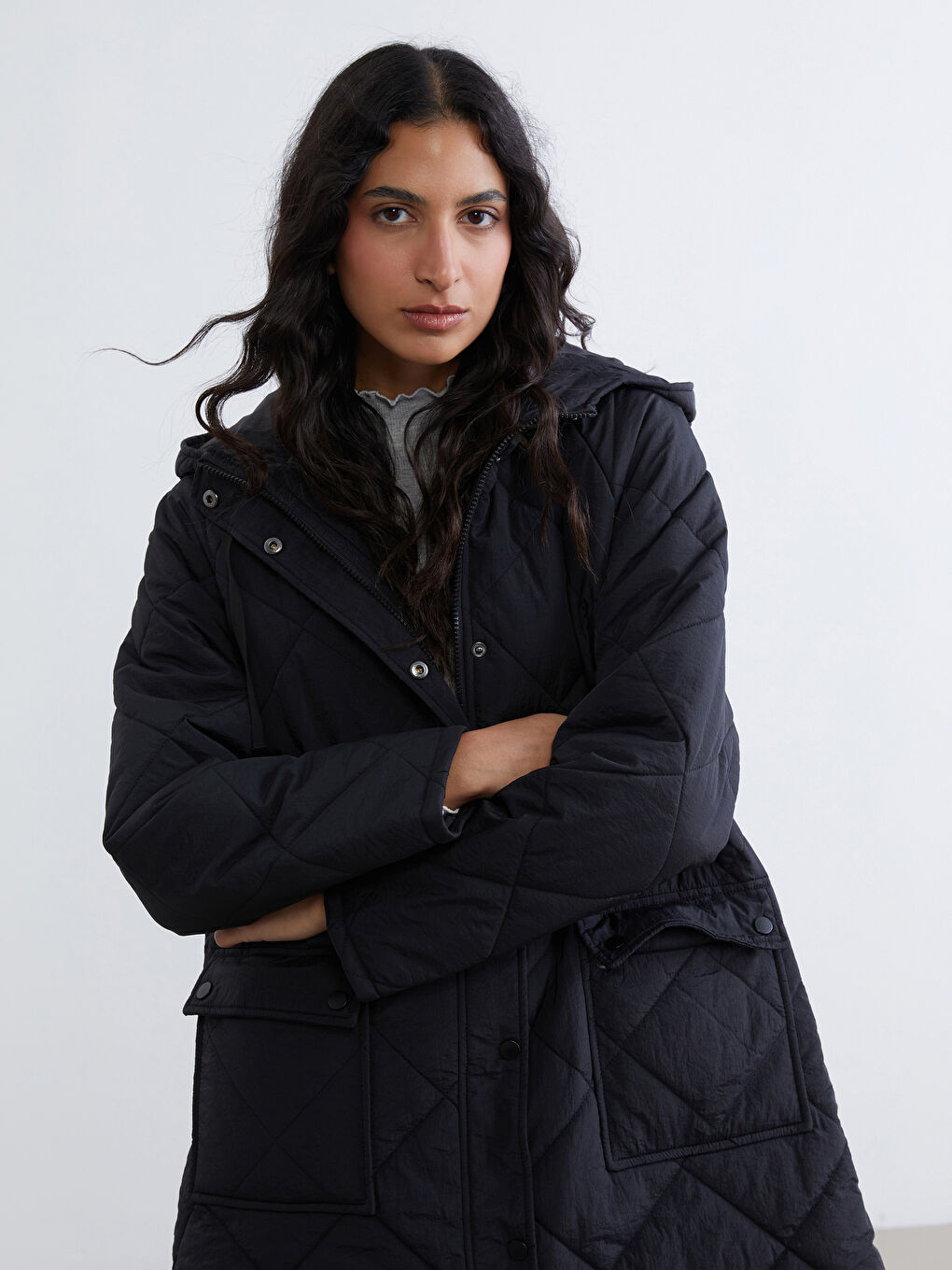 Siyah Kapüşonlu Kapitone Kadın Şişme Mont