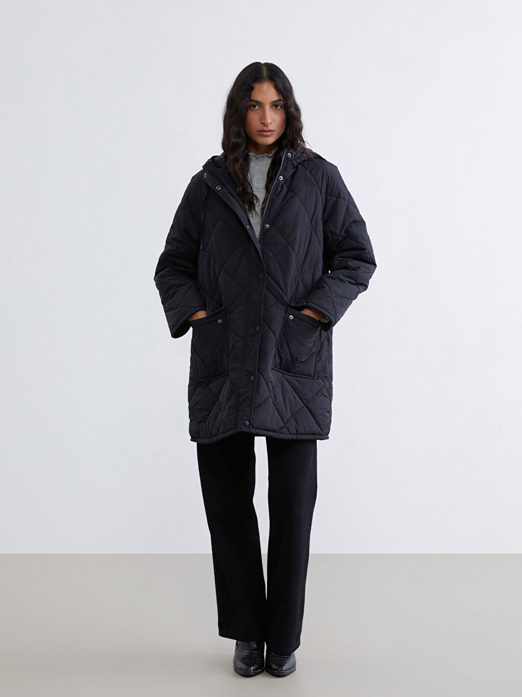 Siyah Kapüşonlu Kapitone Kadın Şişme Mont-1