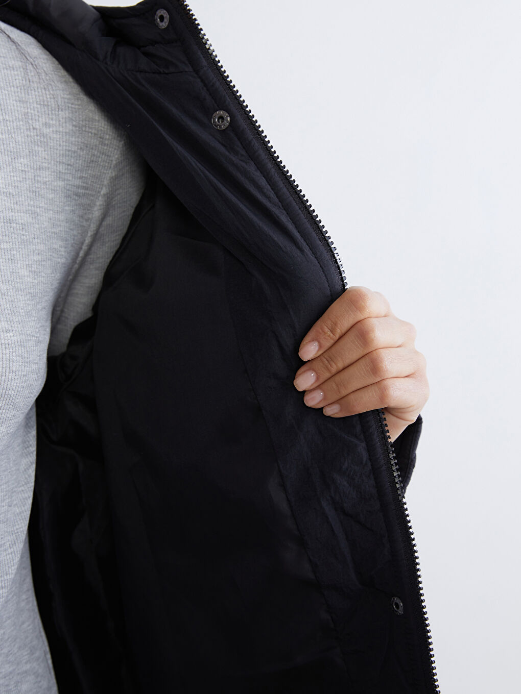 Siyah Kapüşonlu Kapitone Kadın Şişme Mont-2