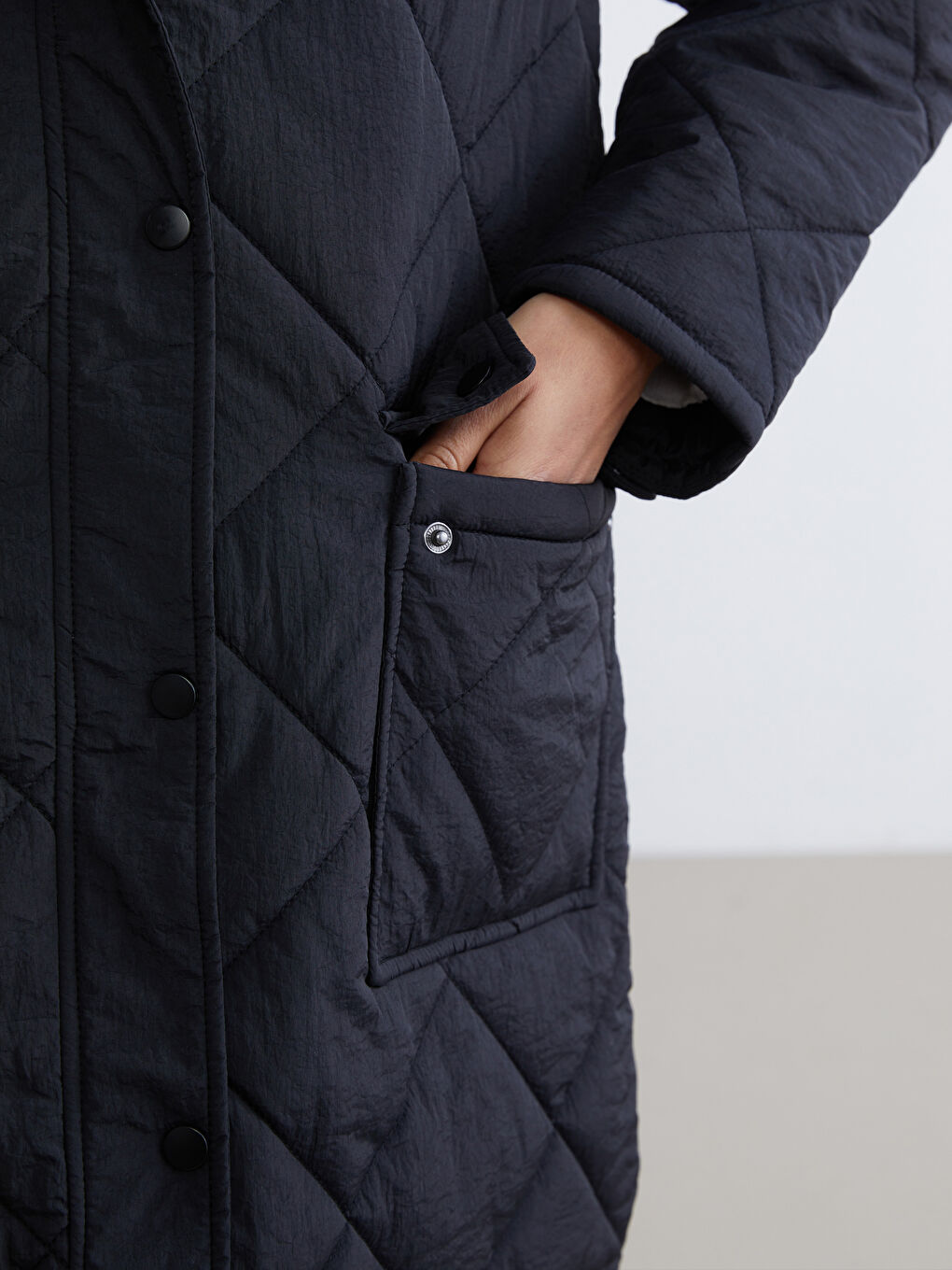 Siyah Kapüşonlu Kapitone Kadın Şişme Mont-3