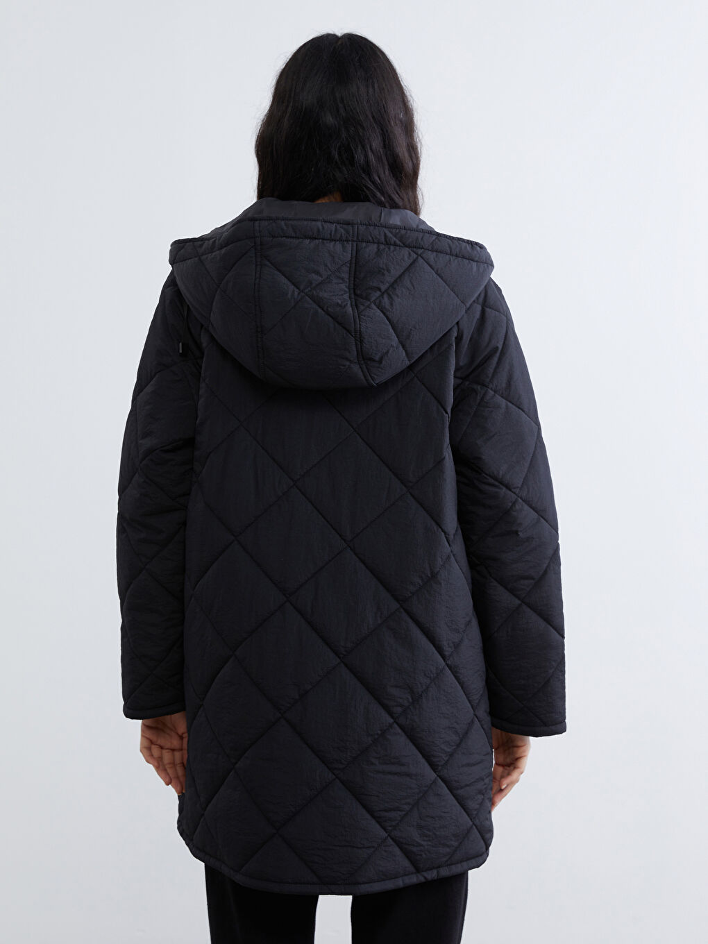 Siyah Kapüşonlu Kapitone Kadın Şişme Mont-4