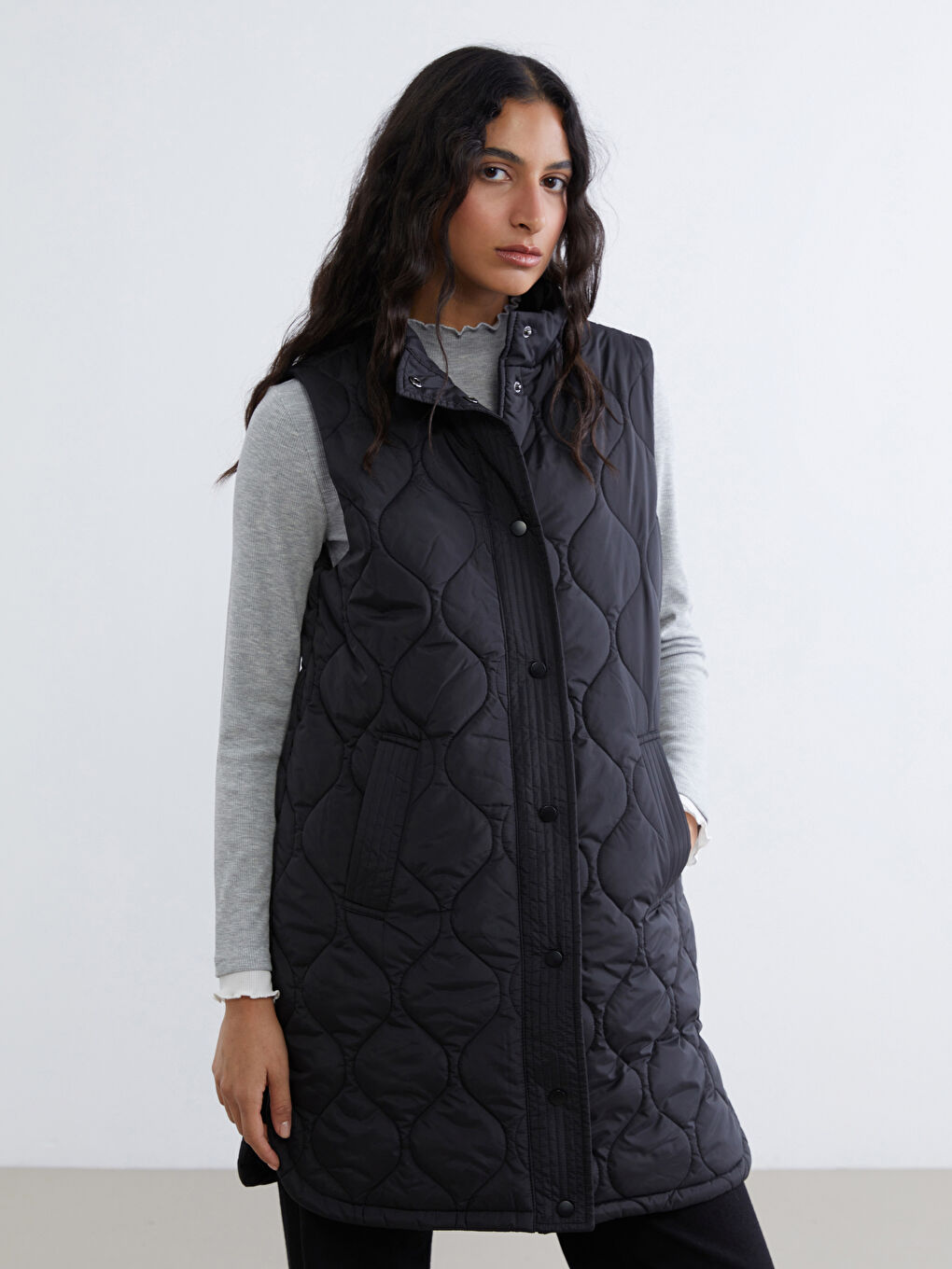 Siyah Dik Yaka Kapitone Kadın Şişme Yelek