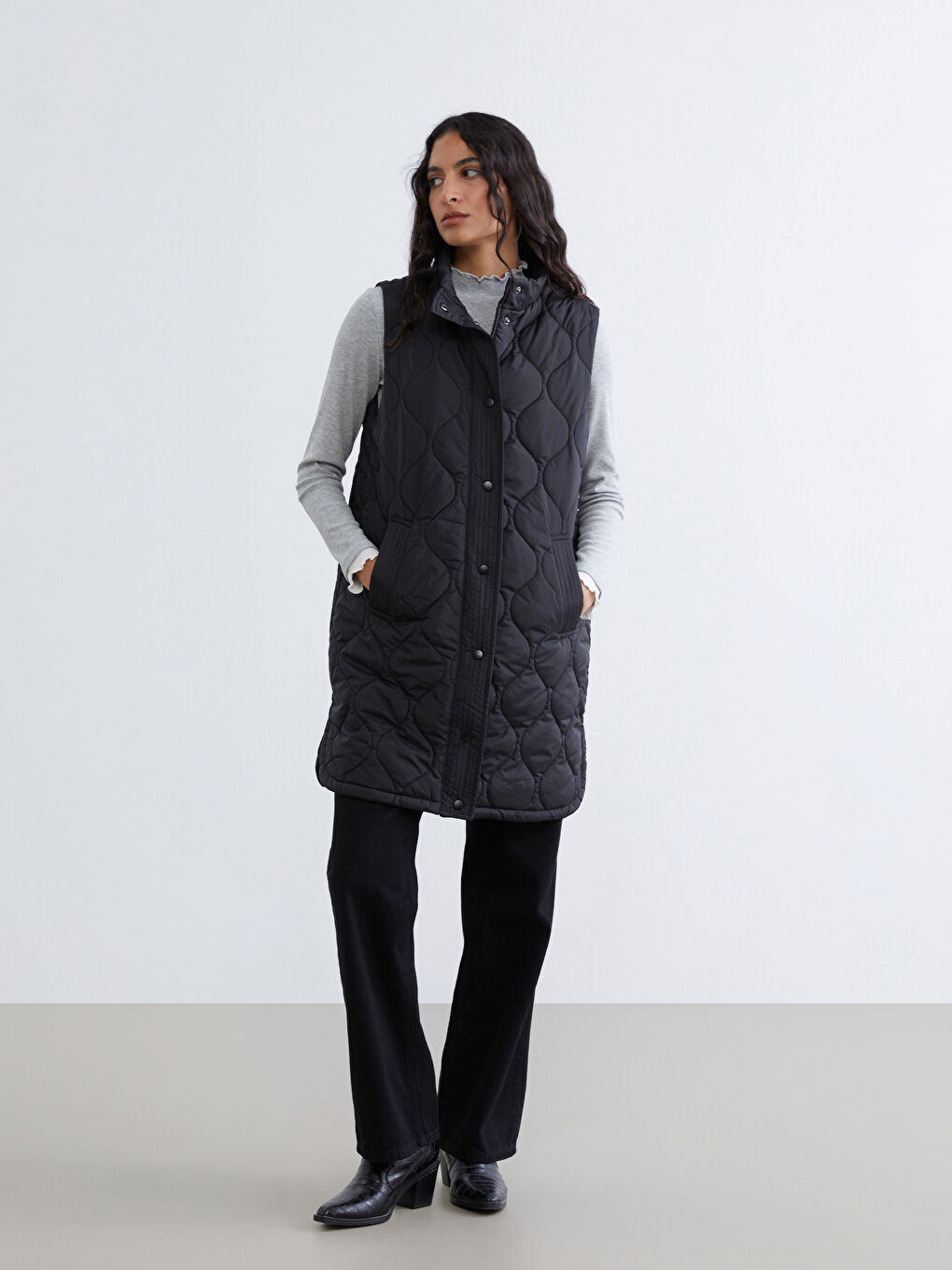 Siyah Dik Yaka Kapitone Kadın Şişme Yelek-1