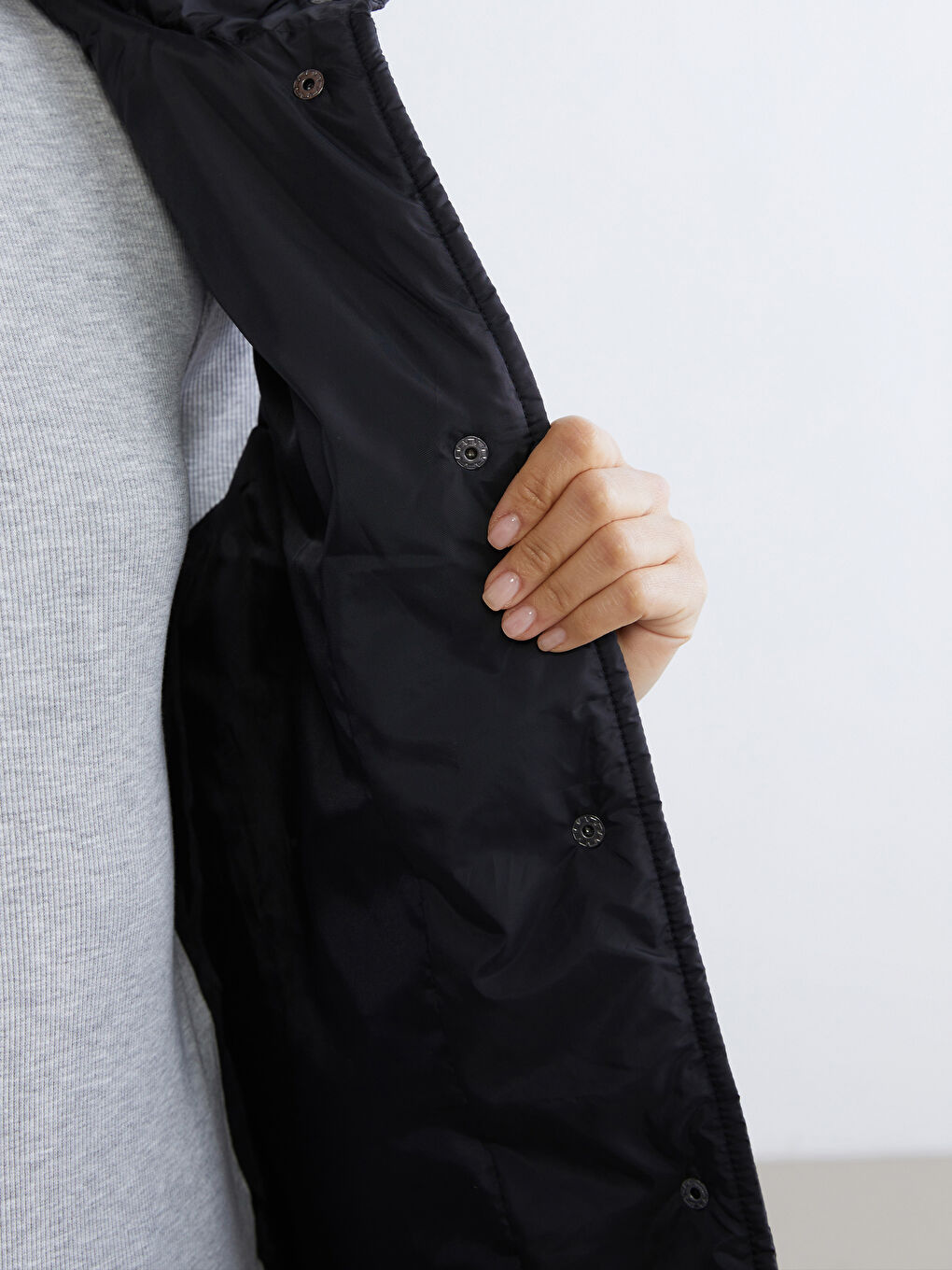 Siyah Dik Yaka Kapitone Kadın Şişme Yelek-2