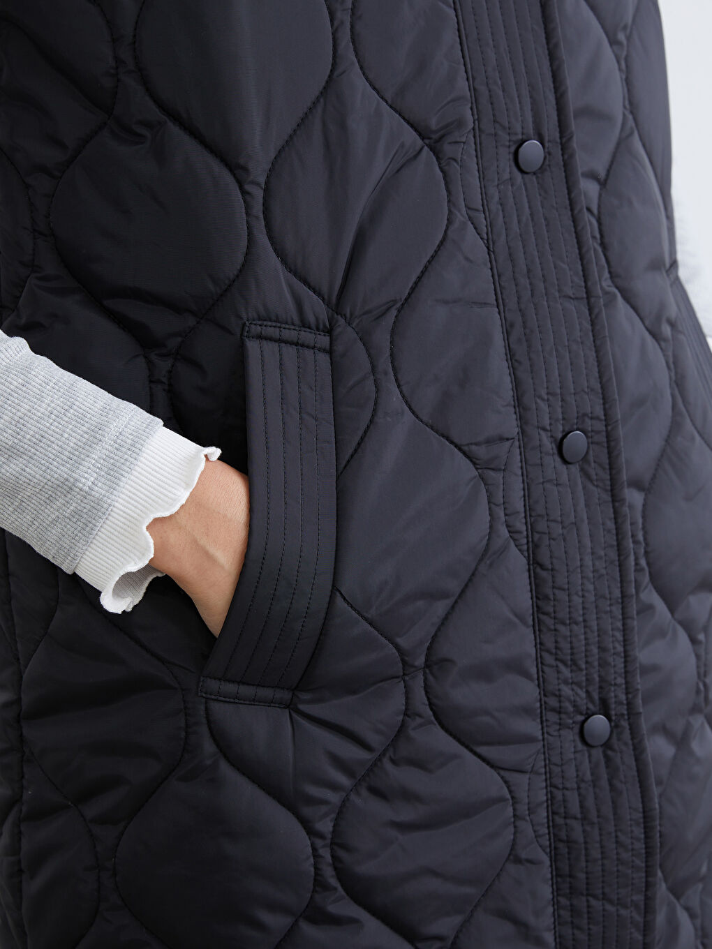 Siyah Dik Yaka Kapitone Kadın Şişme Yelek-3