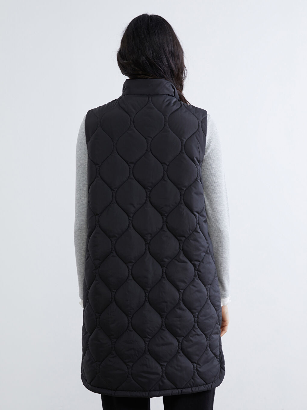 Siyah Dik Yaka Kapitone Kadın Şişme Yelek-4