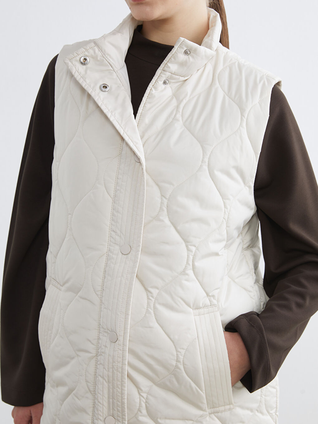 Ekru Dik Yaka Kapitone Kadın Şişme Yelek-2