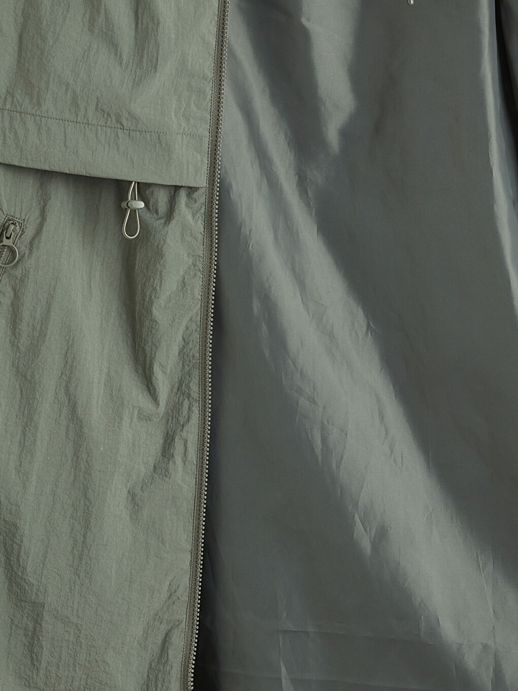 Haki Kapüşonlu Büzgülü Kadın Yağmurluk-5