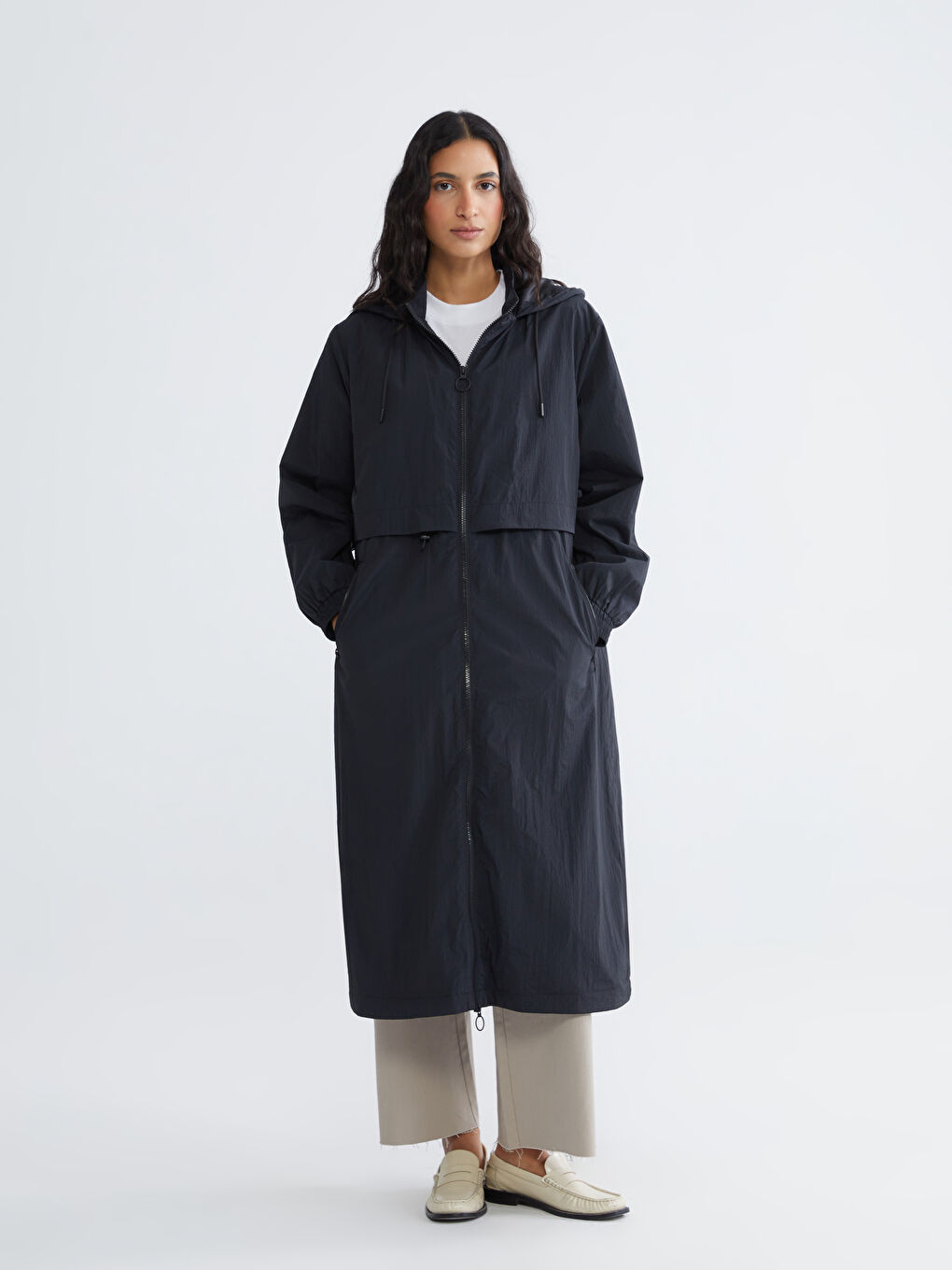 Siyah Kapüşonlu Büzgülü Kadın Yağmurluk-1