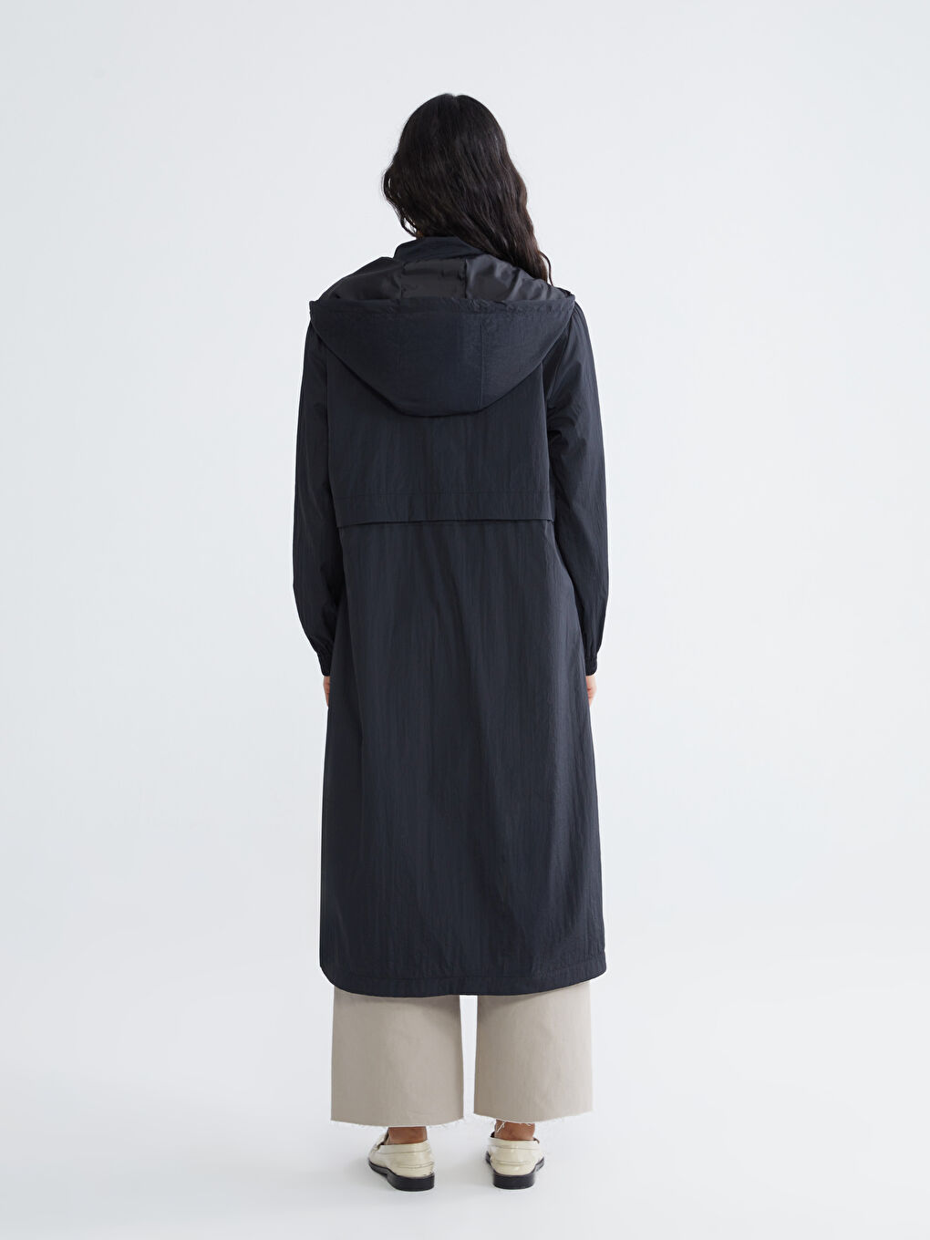 Siyah Kapüşonlu Büzgülü Kadın Yağmurluk-3