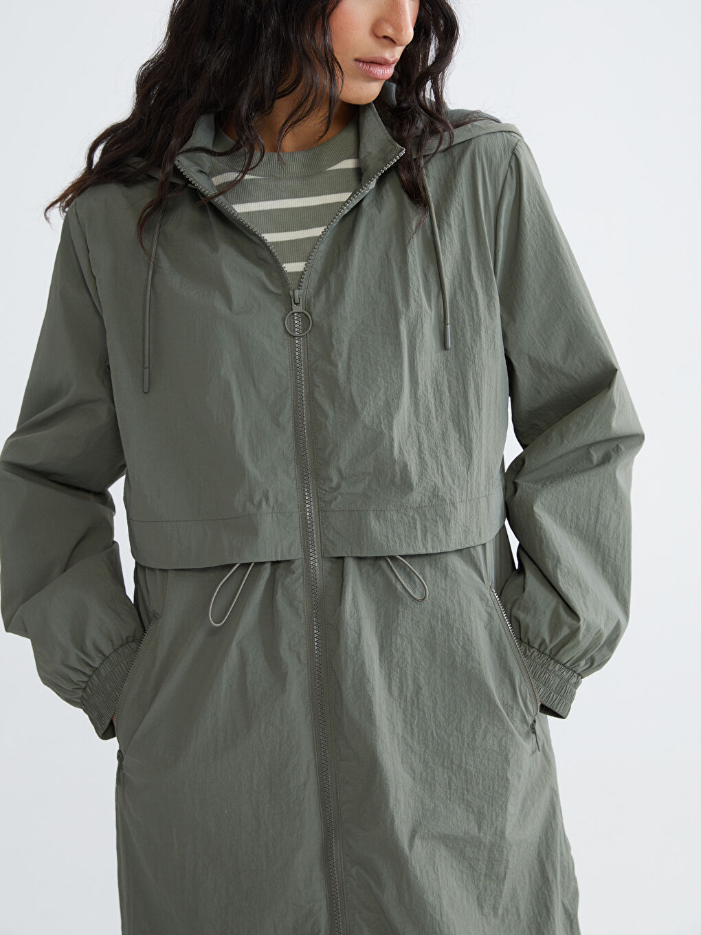 Haki Kapüşonlu Büzgülü Kadın Yağmurluk-2
