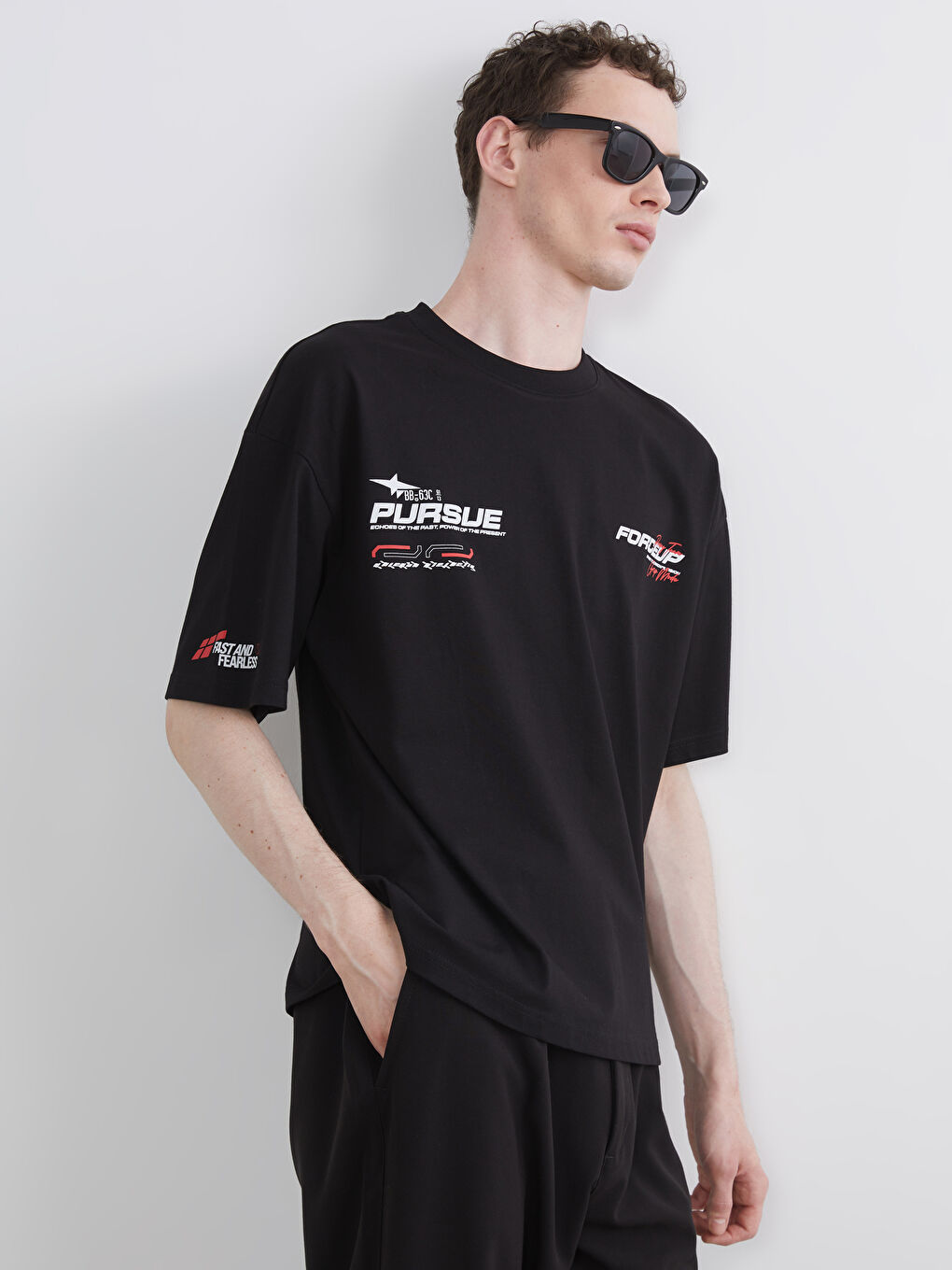 Siyah Bisiklet Yaka Baskılı Erkek Tişört