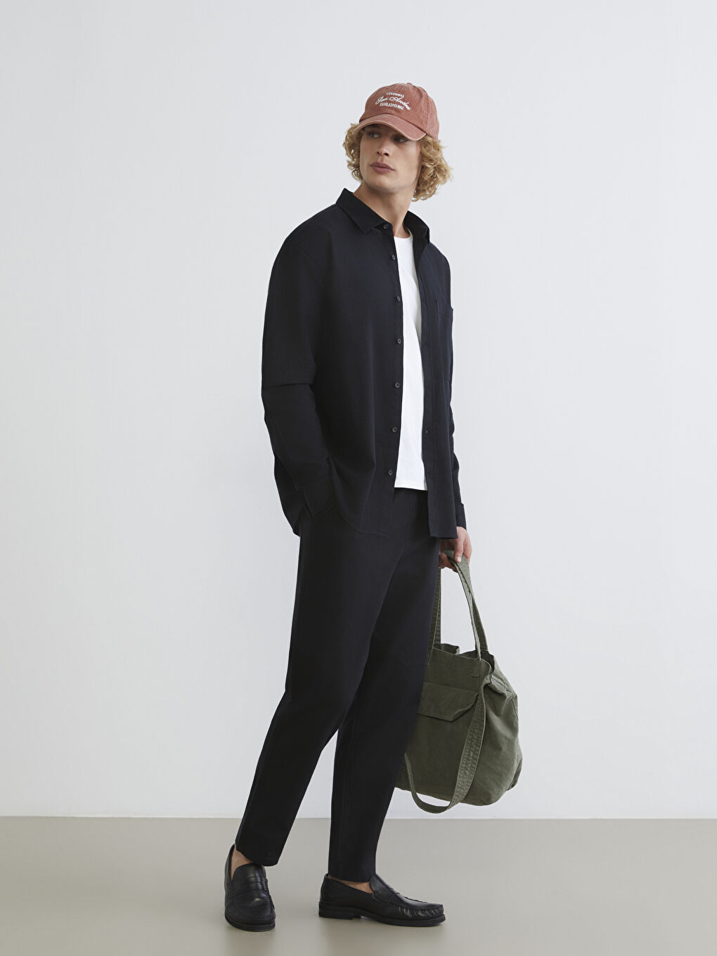 Siyah Rahat Kalıp Keten Görünümlü Erkek Pantolon