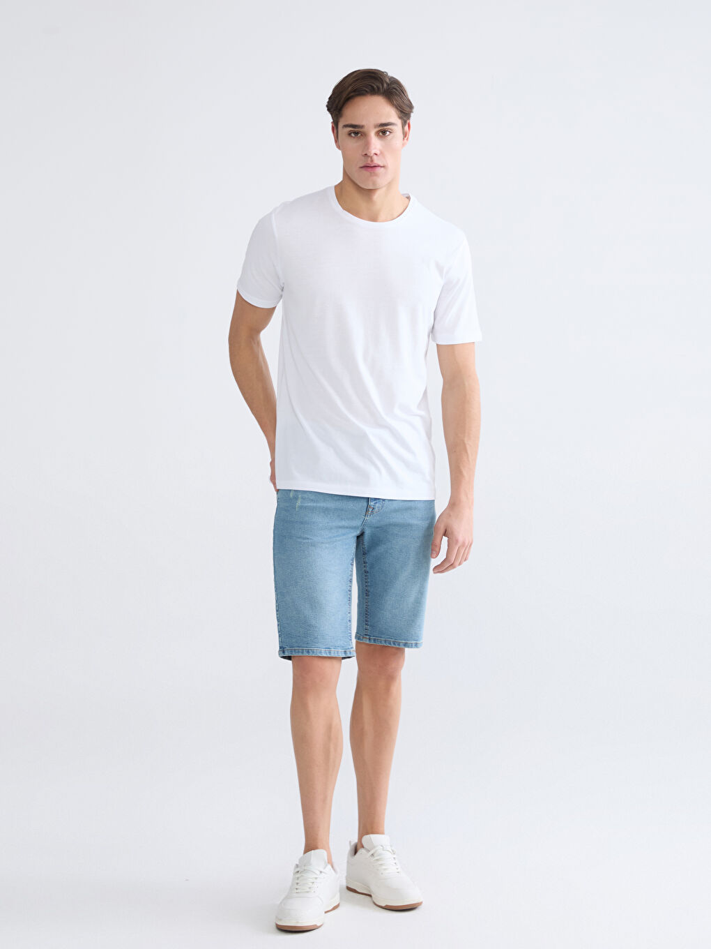 Beyaz Bisiklet Yaka Erkek Tişört-1