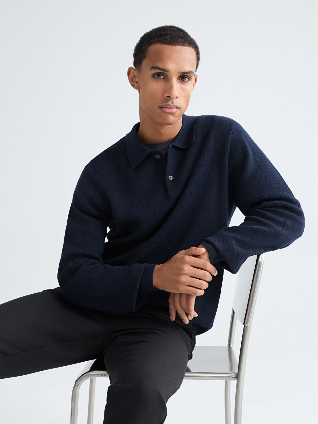 მამაკაცები მუქი ლურჯი სვიტერი