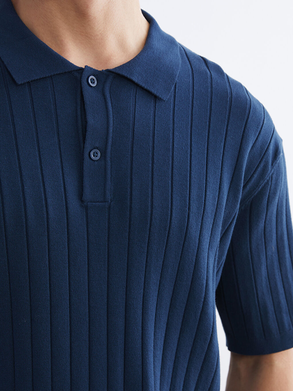 Светр з водолазкою та коротким рукавом для чоловіків з трикотажу-2