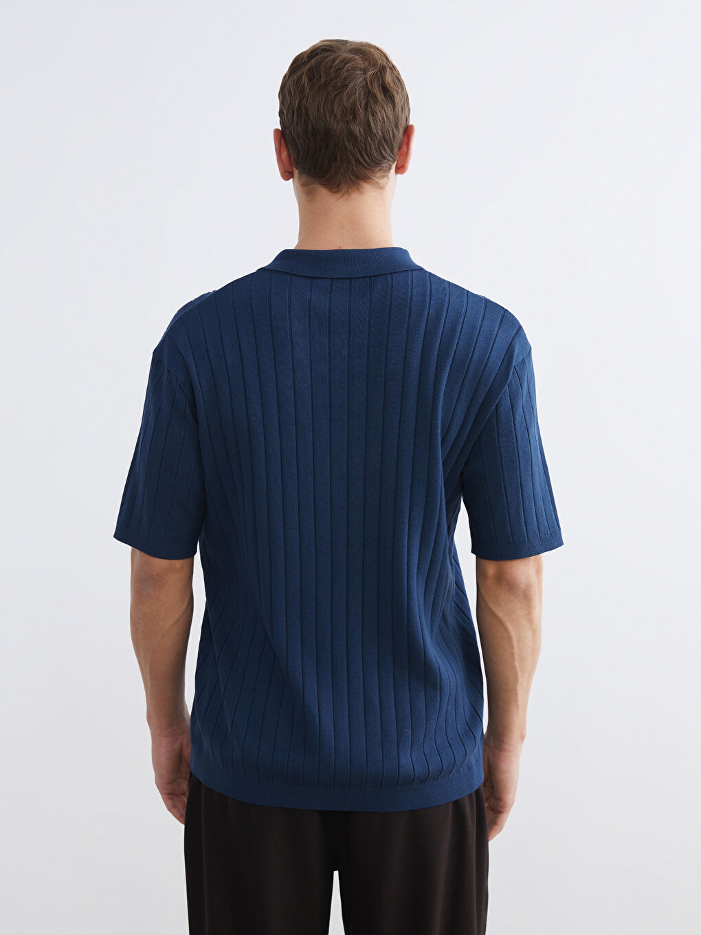 Светр з водолазкою та коротким рукавом для чоловіків з трикотажу-3