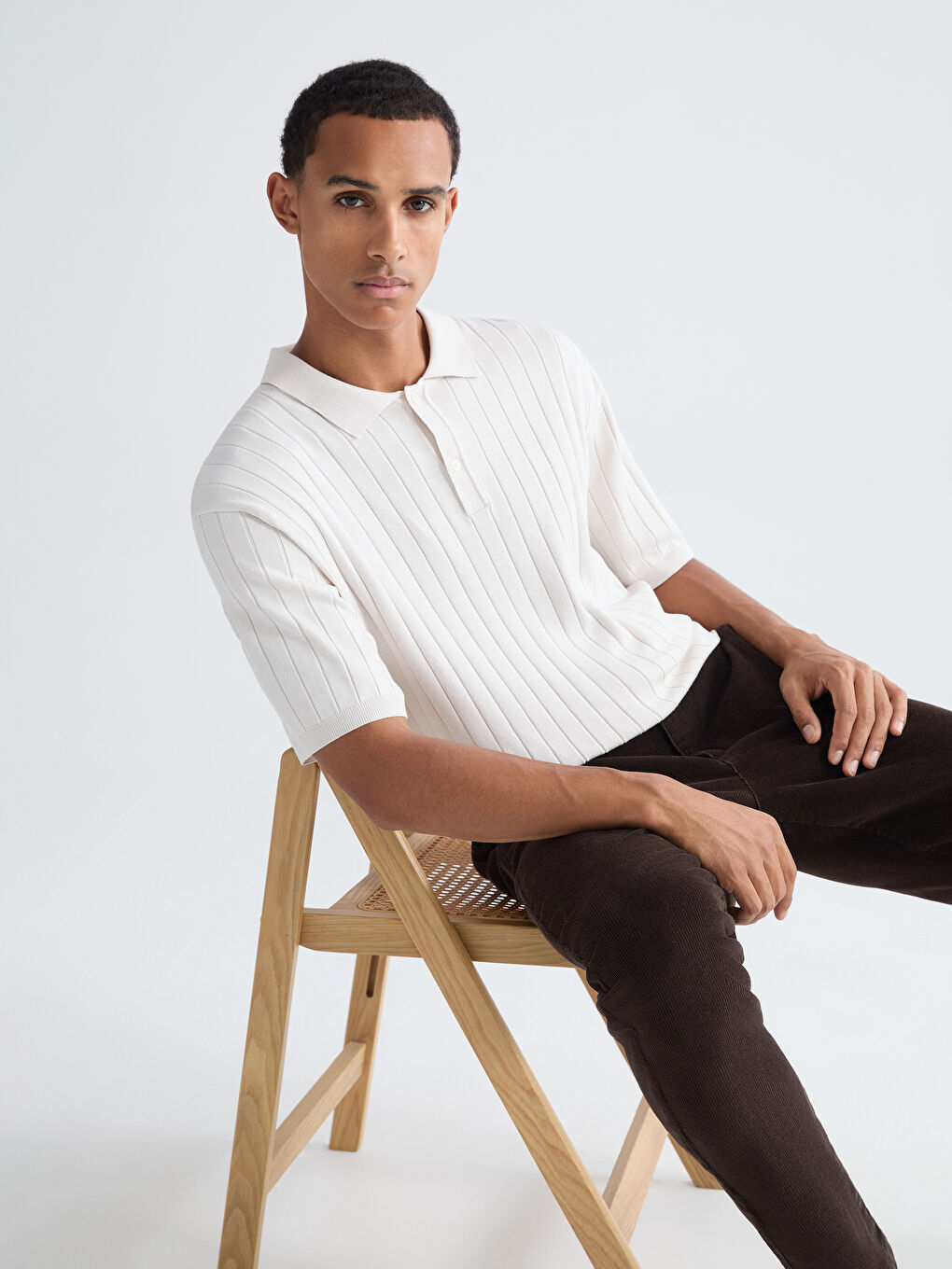 Мужской свитер с воротником поло и коротким рукавом