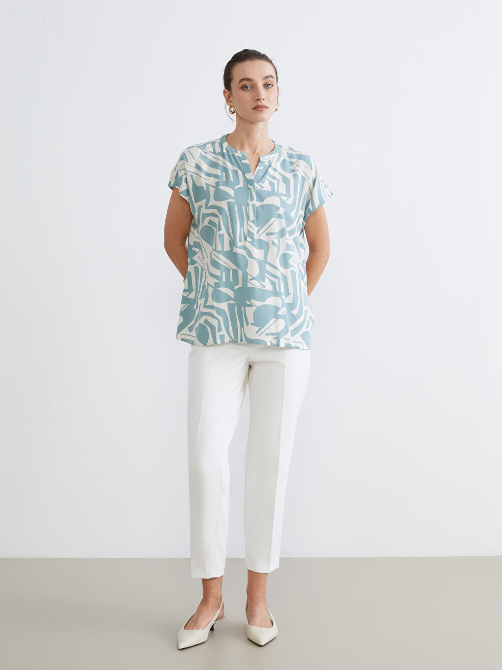 Bluza sa okovratnikom sa izrezom i dezenom-1