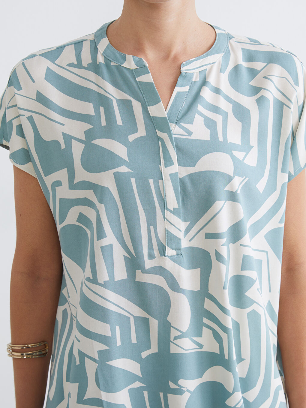 Bluza sa okovratnikom sa izrezom i dezenom-2