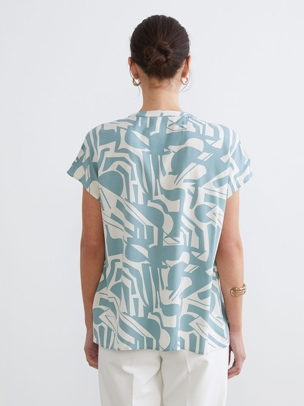 Bluza sa okovratnikom sa izrezom i dezenom-3