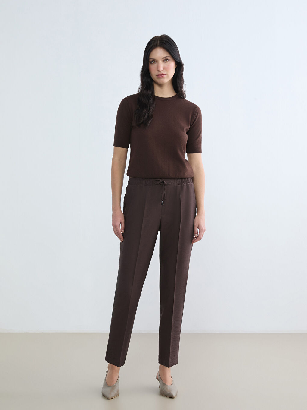 Сәбіз тәрізді пішімді шалбар, серпімді белдікпен жасалған.