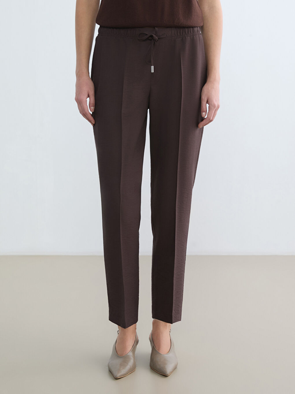 Сәбіз тәрізді пішімді шалбар, серпімді белдікпен жасалған.-1