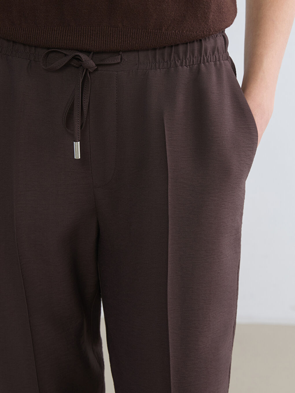 Сәбіз тәрізді пішімді шалбар, серпімді белдікпен жасалған.-2