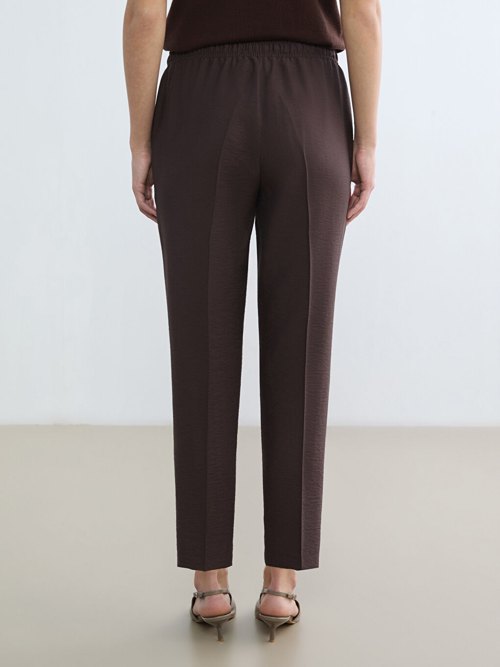 Сәбіз тәрізді пішімді шалбар, серпімді белдікпен жасалған.-3