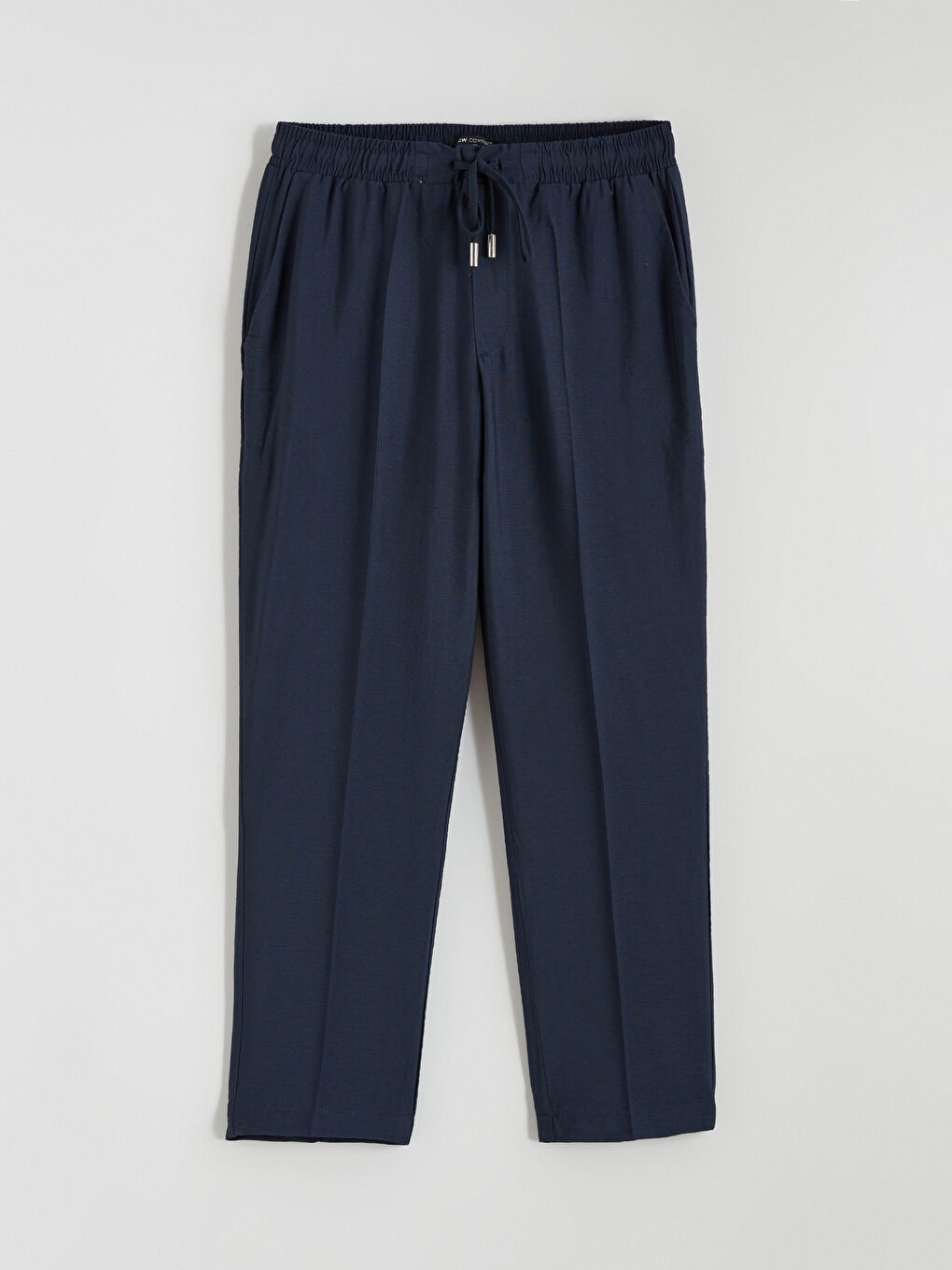 Морковный крой брюки с эластичным поясом, обеспечивающие стиль и комфорт на весь день.-4