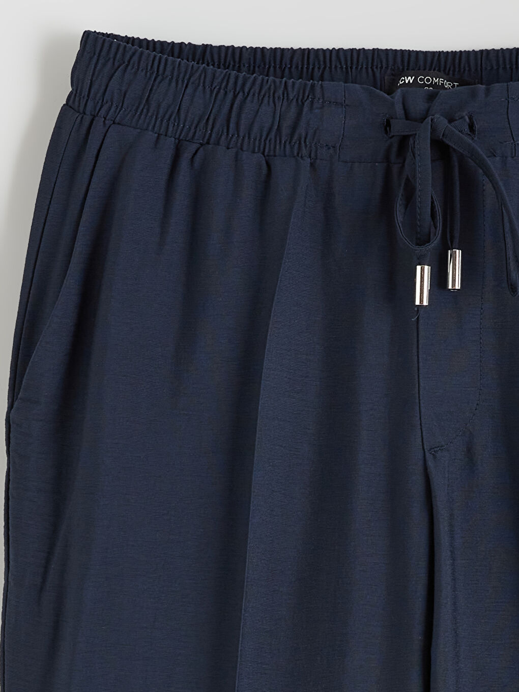 Морковный крой брюки с эластичным поясом, обеспечивающие стиль и комфорт на весь день.-5